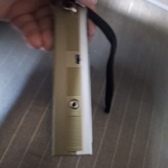 Vintage Radio Shack REALISTIC Hand Held Portable AM-FM Radio Model 12-719 - Picture 5 of 5